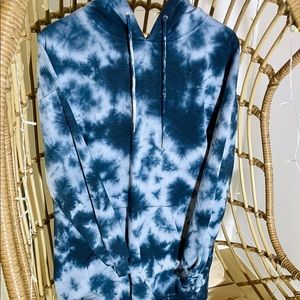 Long oversized hoodie. Navy blue and light blue tie die.